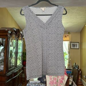 Black and white sleevless shirt